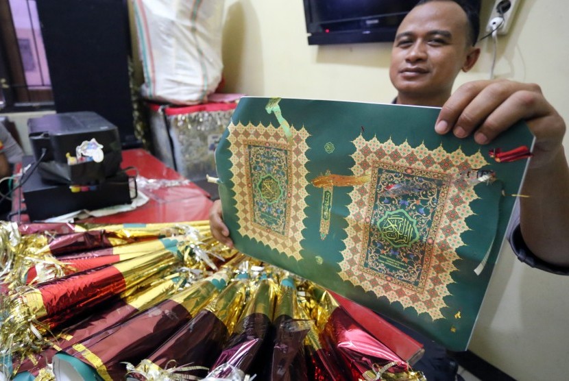 Penyidik menunjukkan barang bukti terompet tahun baru berbahan sampul Al-Qur'an di Mapolres Blitar, Jawa Timur, Rabu (30/12). 