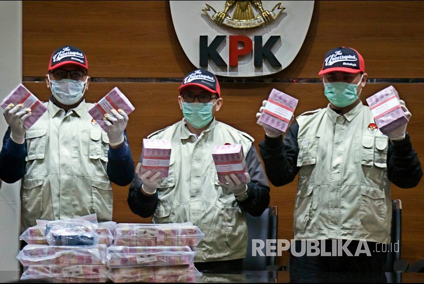 Penyidik menunjukkan barang bukti uang saat konferensi pers terkait Operasi Tangkap Tangan kasus korupsi pejabat pada Kementerian Pemuda dan Olahraga (Kemenpora) serta pengurus Komite Olahraga Nasional Indonesia (KONI) di Gedung KPK, Jakarta, Rabu (19/12/2018) malam. 
