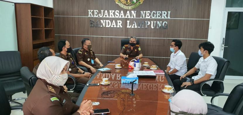 Penyidik Polresta Bandar Lampung menyerahkan berkas perkara tersangka Alfin Andrian penusuk Syekh Ali Jaber kepada Kejari Bandar Lampung, Senin (21/9). 