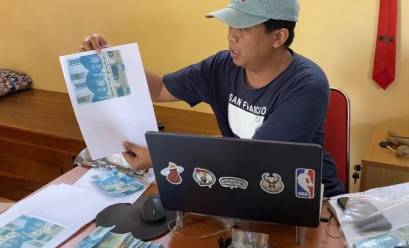 Penyidik Satreskrim Polres Salatiga menunjukkan barang bukti lembaran uang palsu pecahan Rp 50 ribu yang diamankan dari AE (27) warga Kecamatan Ngablak, Kabupaten Magelang, di Mapolres Salatiga, Senin (13/3).