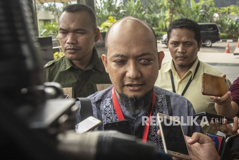 Penyidik senior KPK Novel Baswedan (tengah) menjawab petanyaan wartawan saat tiba di gedung KPK, Jakarta, Senin (28/5).