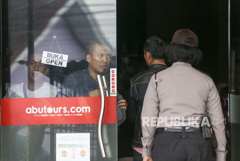 Penyidik Subdit 1 Keamanan Negara Ditreskrimum Polda Sumsel melakukan penggeladahan kantor Abu Tours cabang Palembang, Sumatera Selatan, Selasa (27/2).