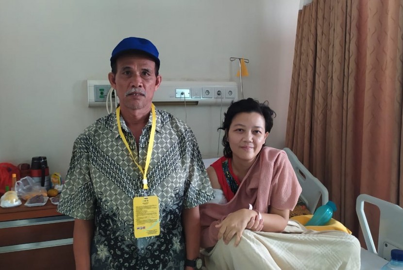 Penyintas kanker, Nur (32 tahun) bersama ayahnya, Karna, sebagai pendamping ketika hendak terapi kemo di RS Dharmais, Jakarta.