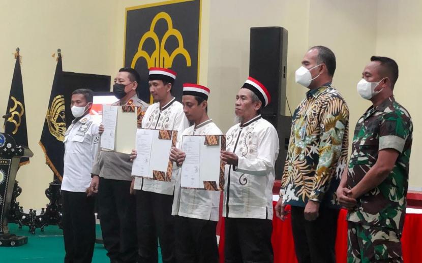 Penyuluh Agama Islam Fungsional (PAIF) Kantor Urusan Agama (KUA) Kecamatan Candi, Kabupaten Sidoarjo, Zaim Afsokh menjadi saksi pernyataan ikrar setia terhadap Negara Kesatuan Republik Indonesia (NKRI) dari tiga terpidana terorisme. 