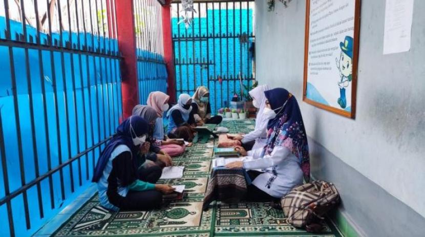 Penyuluh Agama Islam (PAI) Kantor Kementerian Agama (Kankemenag) Prabumulih, Siti Aisyah mengajarkan hafalan surah-surah pendek dalam Alquran bagi Warga Binaan Pemasyarakatan (WBP) Rutan Prabumulih.