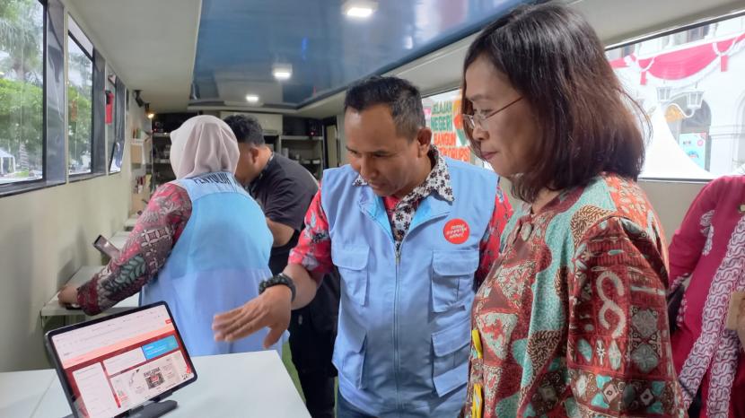 Penyuluh anti korupsi tengah memberikan sosialisasi tentang anti korupsi kepada pengunjung yang datang di acara roadshow bus KPK 2024 di halaman kantor Gedung Sate, Jabar, Kamis (8/8/2024). 