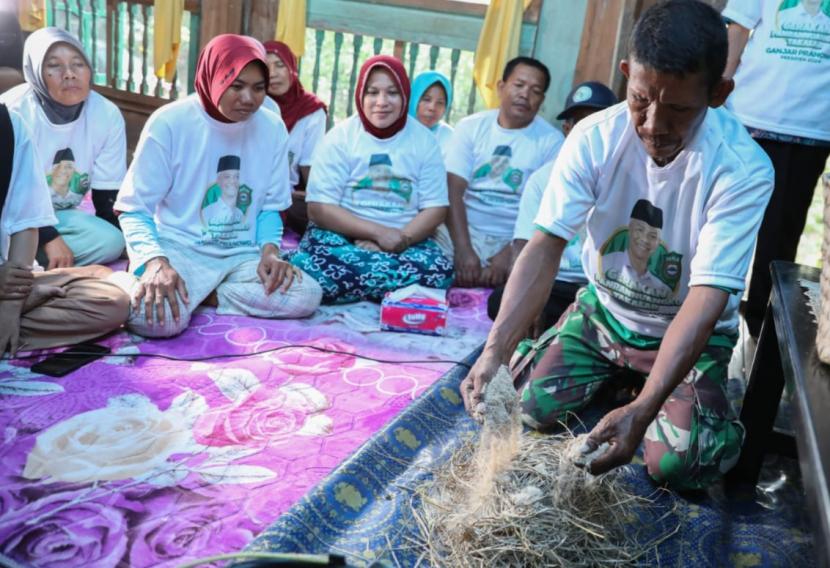 Penyuluh pertanian, Abdul Azis Daeng Tobo memberikan pelatihan pembuatan pupuk kompos di Kelurahan Bontokadatto, Kecamatan Polombangkeng Selatan, Kabupaten Takalar, Sulawesi Selatan. 