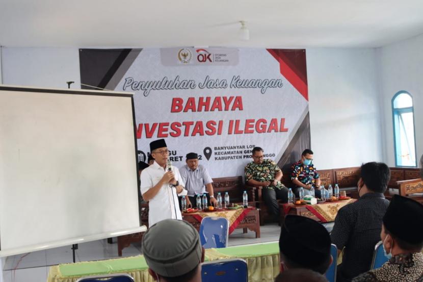  penyuluhan jasa keuangan bertema Bahaya Investasi Ilegal OJK di Desa Banyuanyar Lor, Kecamatan Gending, Kabupaten Probolinggo, Ahad (13/3/2022). 