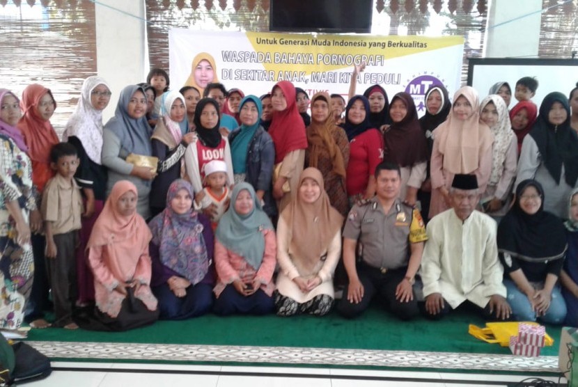 Penyuluhan kepada orangtua siswa Madrasah Ibtidaiyah Al Khairiyah, Angke, ini merupakan roadshow perdana di tahun 2018 yang dilakukan Perhimpunan MTP yang menjangkau sekolah tingkat dasar di kawasan Jakarta Barat. Kegiatan ini dilakukan Perhimpunan MTP sebagai bentuk upaya memperingati 10 tahun hadirnya Undang-Undang No. 44 Tahun 2008 tentang Pornografi.