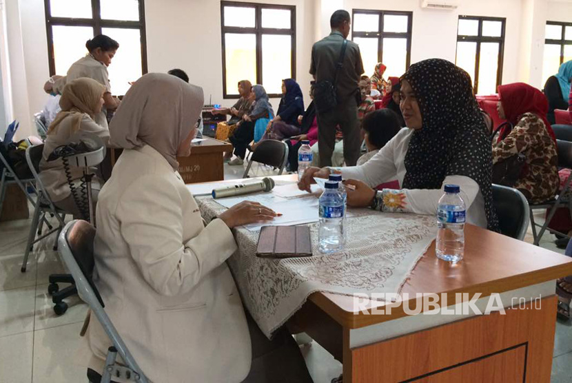 Penyuluhan kesehatan penyakit dalam dan spesialis saraf di Balai Kantor Kecamatan Makasar, Jakarta Timur, Kamis (18/5) pagi, bekerjasama dengan RS Polri, dalam rangka HUT RS Polri ke-51 pada 23 Mei 2017 mendatang. 
