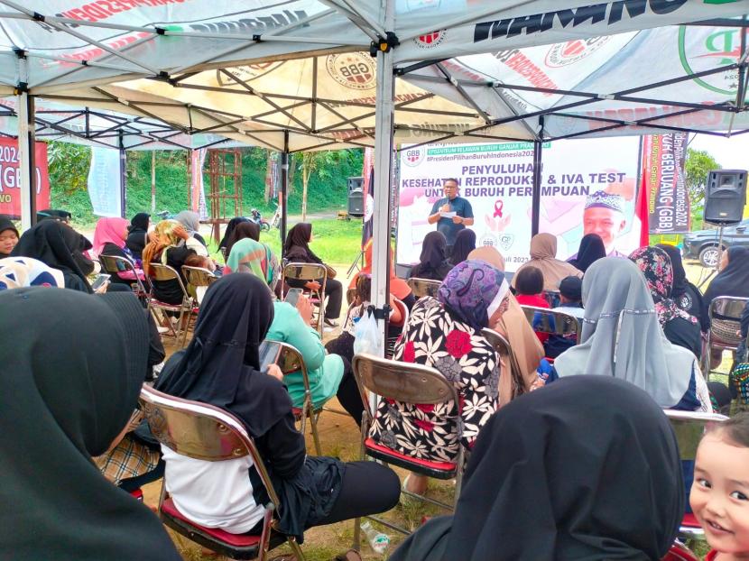 penyuluhan kesehatan reproduksi untuk buruh perempuan di Desa Tagogapu, Kecamatan Padalarang, Bandung Barat, Jawa Barat.