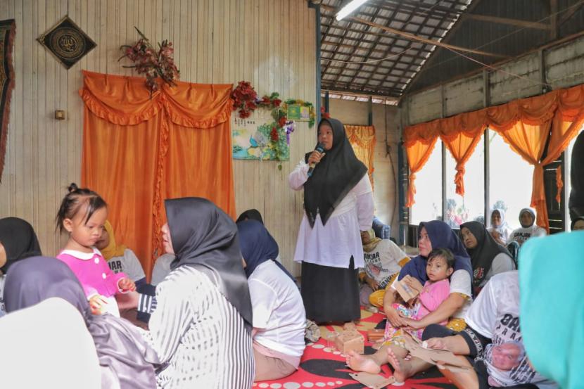 Penyuluhan stunting kepada para ibu di Desa Biih, Kecamatan Karangintan, Kabupaten Banjar, Kalimantan Selatan.