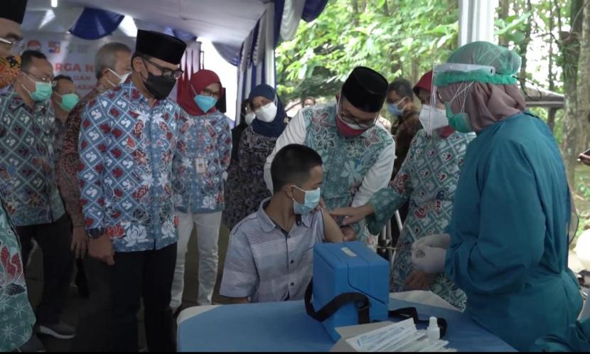 Penyuntikan vaksin Covid-19 untuk anak usia 12 hingga 17 tahun dimulai secara simbolis di Kampung Muara, Kelurahan Pasir Jaya, Kecamatan Bogor Barat, Kota Bogor, Selasa (29/6).