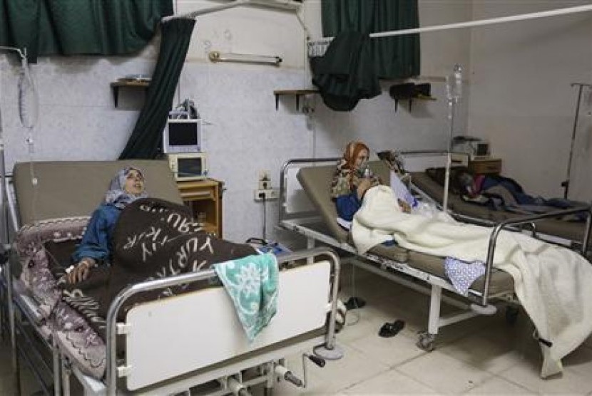 People, affected by what activists say was a gas attack, receive treatment inside a makeshift hospital in Kfar Zeita village in the central province of Hama, May 22, 2014. 