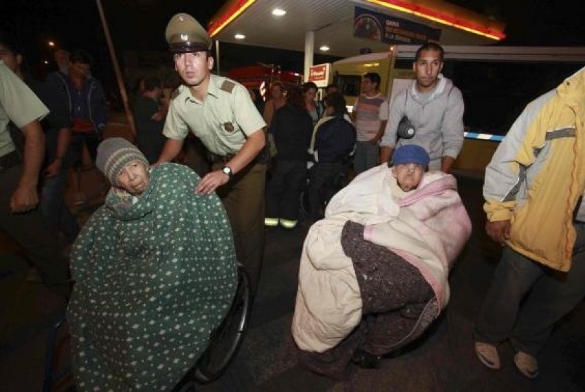 People are evacuated from their shelter after a tsunami alarm at Antofagasta city, north of Santiago on the southern Pacific coast, April 1, 2014.