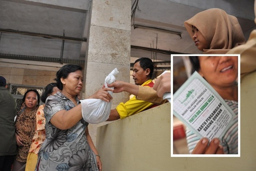 People queue to receive meat package during eid al Adha in Mosque Istiqlal in Jakarta, Saturday. The meat distribution in the mosque uses coupon system since 2010. Insert: A woman shows her coupon. (illustration) 