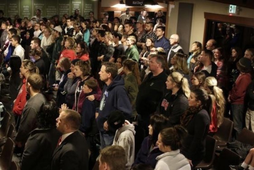 People attend a community vigil at the Grove Church following a shooting at Marysville-Pilchuck High School in Marysville, Washington October 24, 2014.