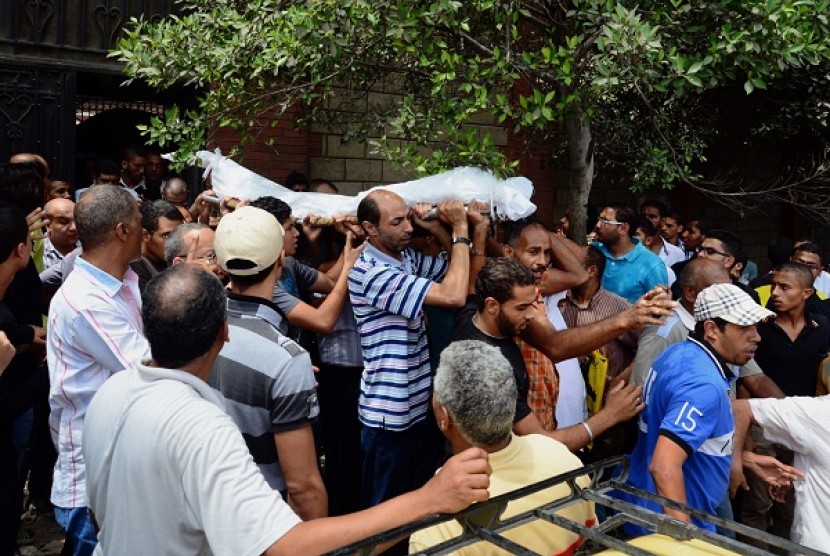 People carry a body during a funeral in Alexandria's Sidi Gaber district, Egypt, Saturday, July 6, 2013. The 18-year-old man was one of 14 who were killed Friday in a clash between supporters and opponents of Egypt's ousted President Mohammad Mursi. 