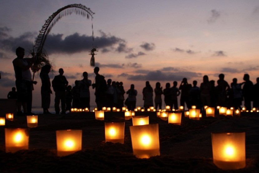 People gather around lit-up candles at Kuta Beach in remembrance of the victims of the Bali Bombing during the 10th anniversary of the incident, in Kuta, Bali October 12, 2012. 