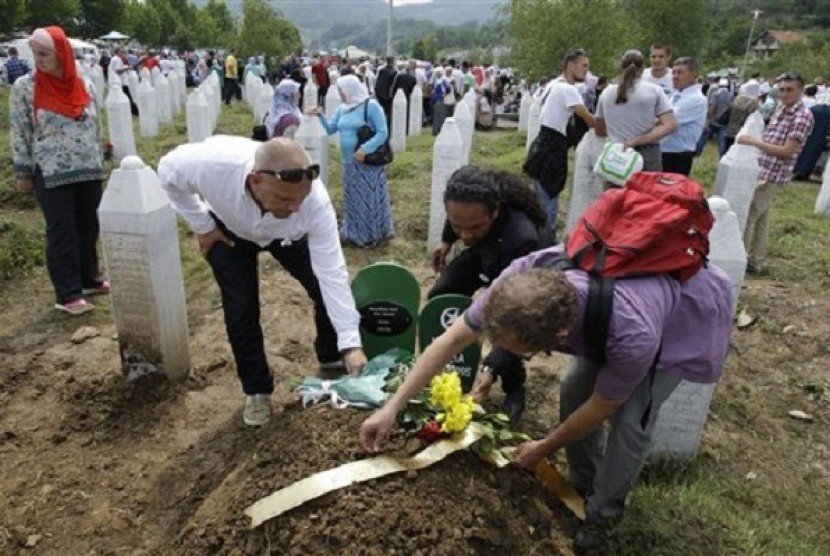 Bosnia: Women Breach Cordon To Reach Massacre Site | Republika Online