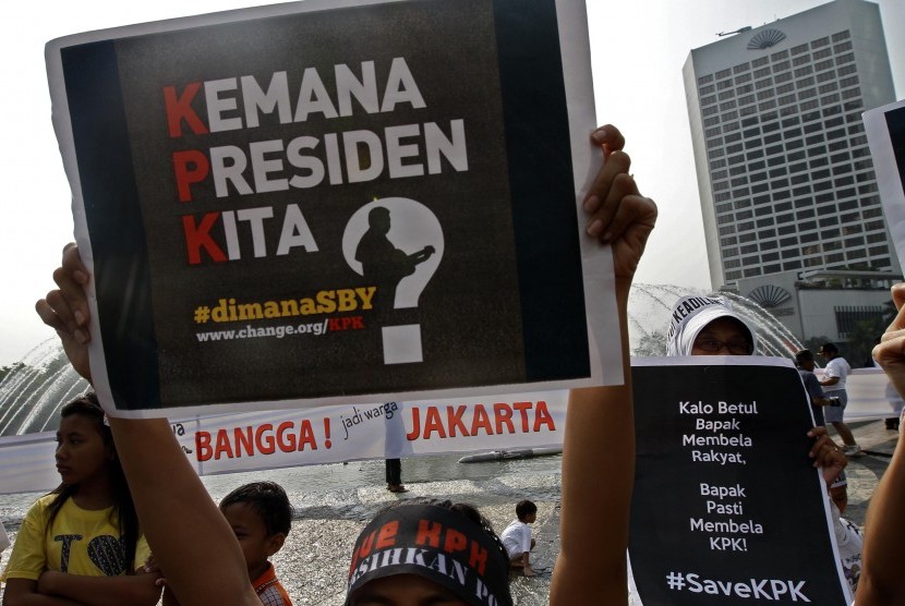People hold a peaceful protest to show their support to Indonesian Corruption Eradication Commission (KPK), in Jakarta on Sunday. The poster says in bahasa literaly means Where is the President?   