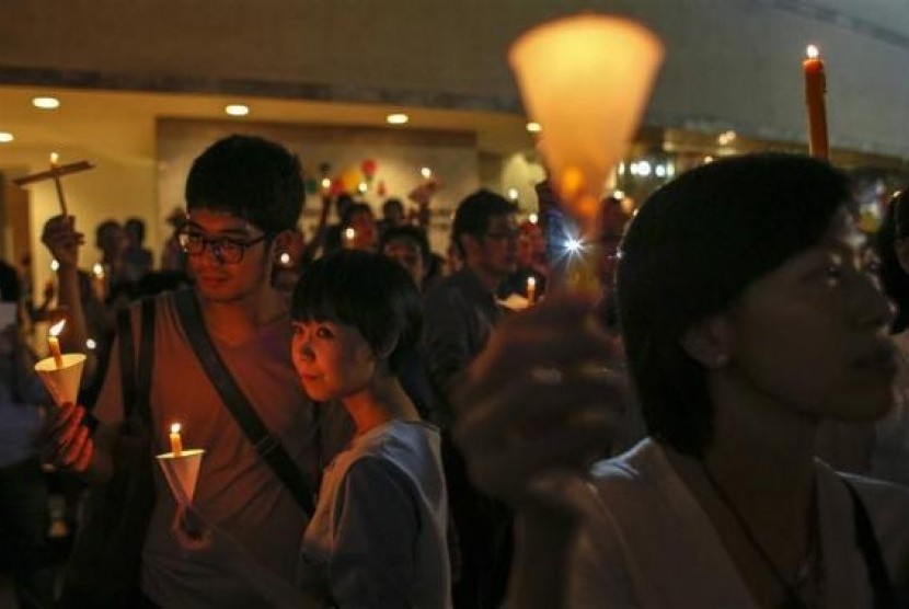 People hold candles during an anti-violence campaign in center of Bangkok January 3, 2013.