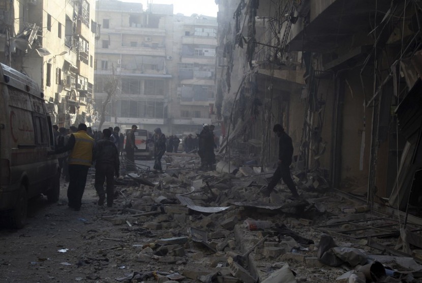 Bangunan yang rusak akibat serangan udara di Aleppo, Suriah.