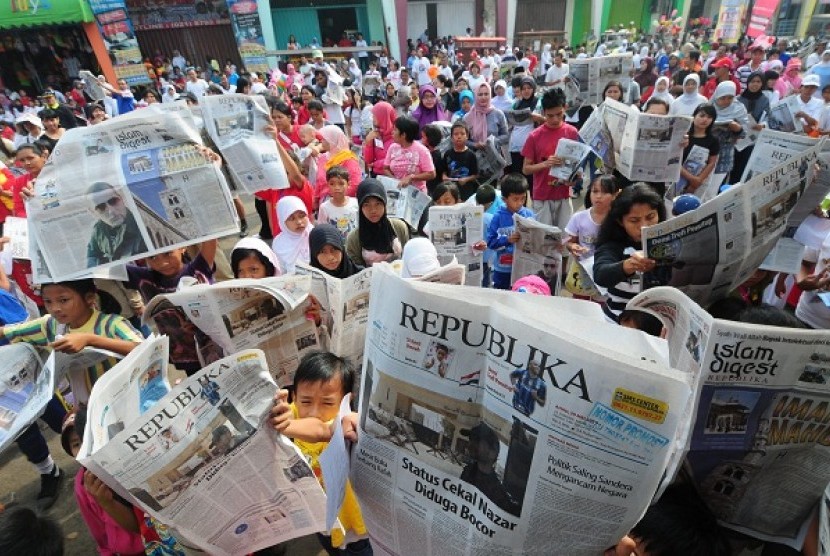    People join a mass newspaper reading event in Bogor, West Java. Islamic media must counterbalance the negative perspective towards Islam.(illustration)    
