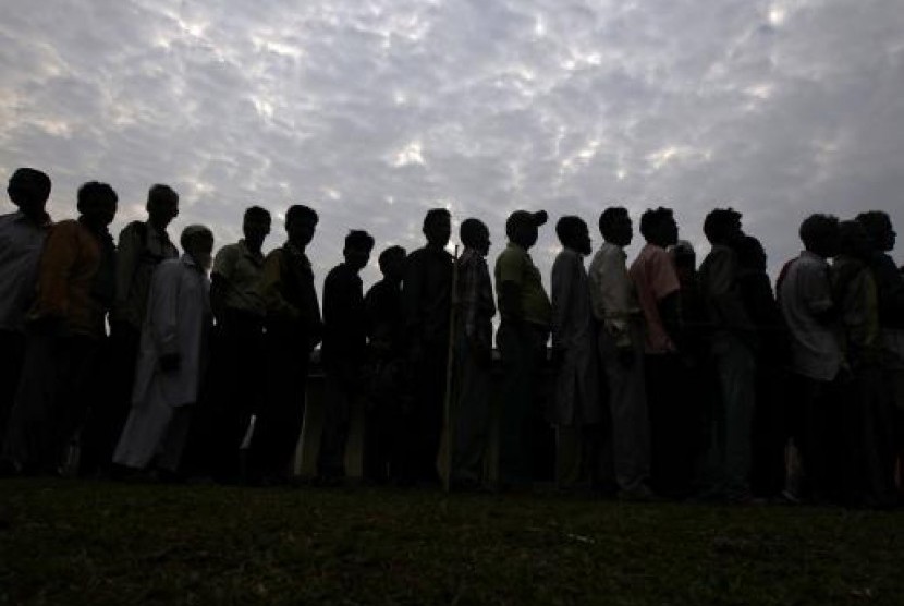 People line up to cast their vote outside a polling station in Nakhrai village in Tinsukia district in the northeastern Indian state of Assam April 7, 2014.