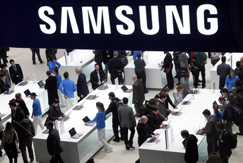 Pengunjung sedang melihat-lihat produk Samsung dalam sebuah pameran. (ilustrasi)