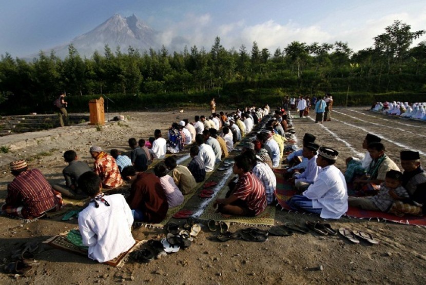 People perform Eid al Adha prayers in a location 4 kilometer from the peak of Mount Merapi, Yogyakarta. (illustration)  