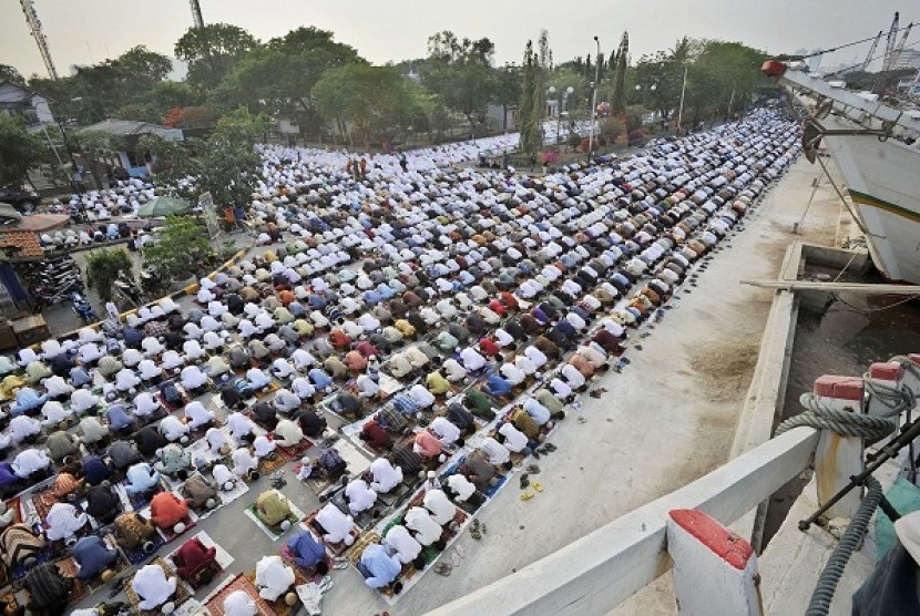 People pray in an Islamic festivity in Jakarta. Muslims celebrate Isra Miraj every 27th of Rajab, to commemorate the Prophet Muhammad PBUH's journey to receive God's command to pray five times a day and night. (illustration)  