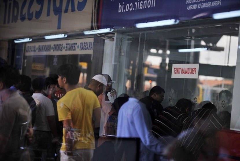 People queue in front of ticket booths in Soekarno Hatta Airport, Cengkareng. (illustration)  