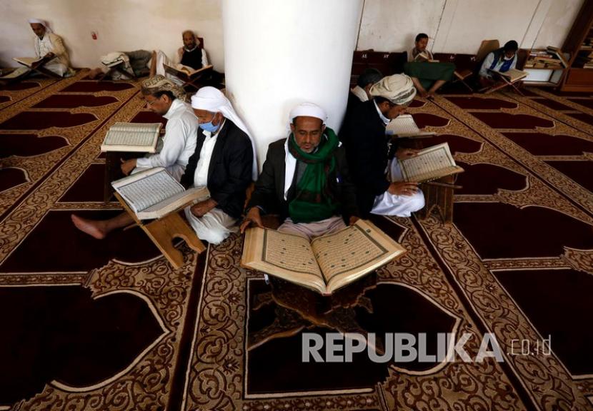 Tuntutlah Ilmu ke Negeri China, Hadits Lemah atau Shahih? Sejumlah pria mengenakan masker membaca Alquran pada bulan suci Ramadhan di tengah pandemi Covid-19 di sebuah masjid Ibu Kota Sana’a, Yaman. 