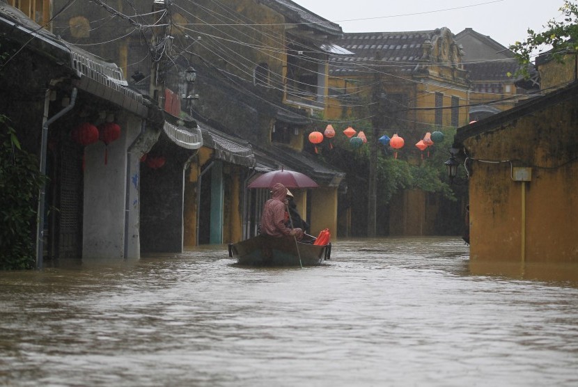 People ride a boat in flooded street of Hoi An ancient town, Vietnam, Monday, Nov. 6, 2017. Typhoon Damrey has killed dozens of people, and left more than a dozen missing and caused extensive damage to the country's south central region ahead of APEC summit that will draw leaders from around the world, the government said.