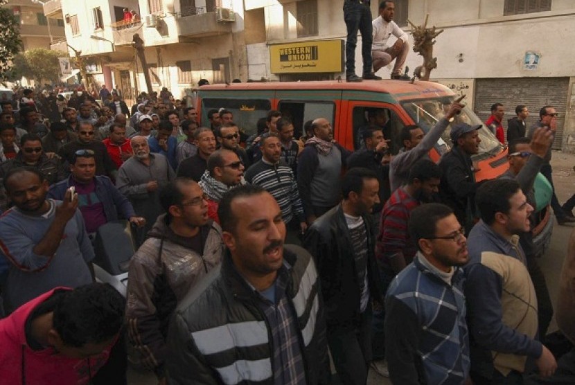 People shout slogans as they surround the ambulance carrying a body of a protester killed during clashes yesterday in the port city in Suez, about 134 km (83 miles) east of in Cairo January 26, 2013.