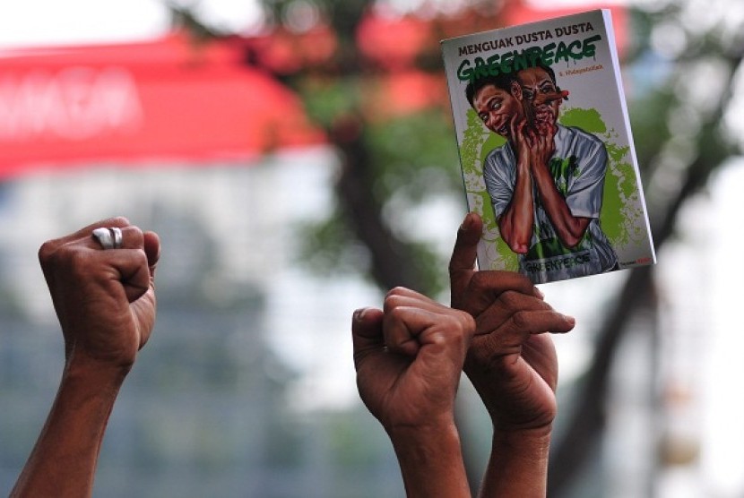 People stage a protest in Jakarta, as they demand the government to close an unregistred foreign organization. (file photo)