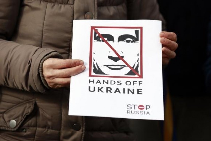 People take part in a demonstration showing support for Ukraine outside the Convention Centre where the European People's Party (EPP) Elections Congress is taking place in Dublin March 6, 2014.