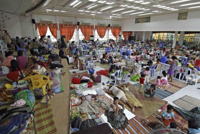 People take shelter inside a evacuation centre after evacuating from their homes due to super-typhoon Hagupit in Surigao city, southern Philippines December 5, 2014.