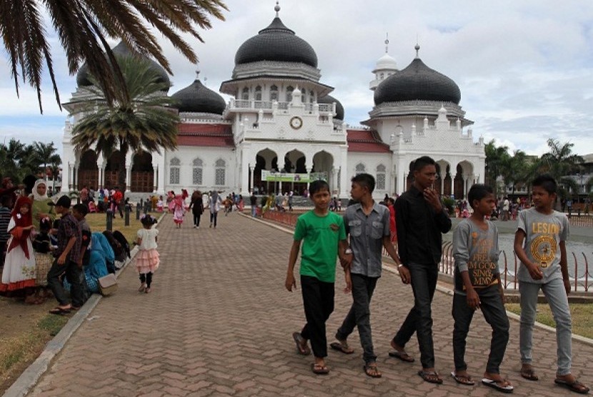 People visit Grand Mosque Baiturrahman in Banda Aceh. Aceh will become a religious tourism which expected to attract not only Muslim but also non-Muslim tourists. (file photo)  