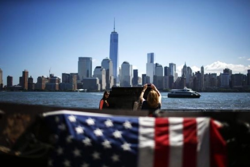 People visit the 9/11 memorial in Exchange Place, New Jersey September 10, 2014.