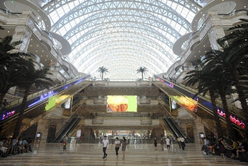 People walk in the main hal of the New Centry Global Center, the world's largest single building in Chengdu, in southwest China's Sichuan Province. (file photo)