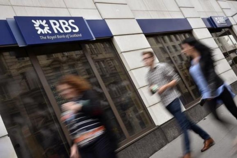 People walk past a branch of The Royal Bank of Scotland (RBS) in central London August 27, 2014.