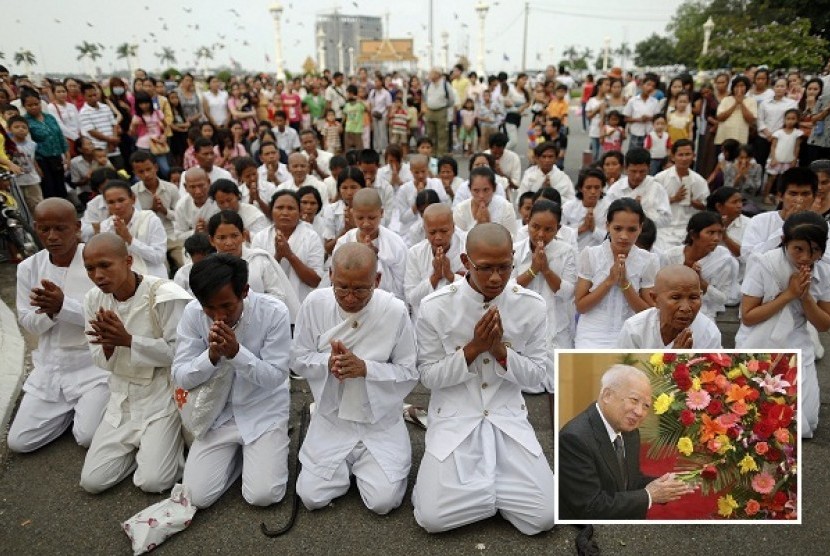 People wearing white pray as they mourn the late Cambodia's former King Norodom Sihanouk in front of the Royal Palace in Phnom Penh October 15, 2012. Norodom Sihanouk, once an absolute ruler who freed Cambodia from colonialism before becoming a tragic pawn
