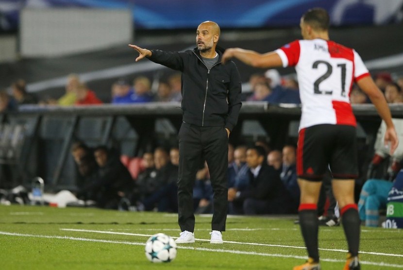 Pep Guardiola (baju hitam).