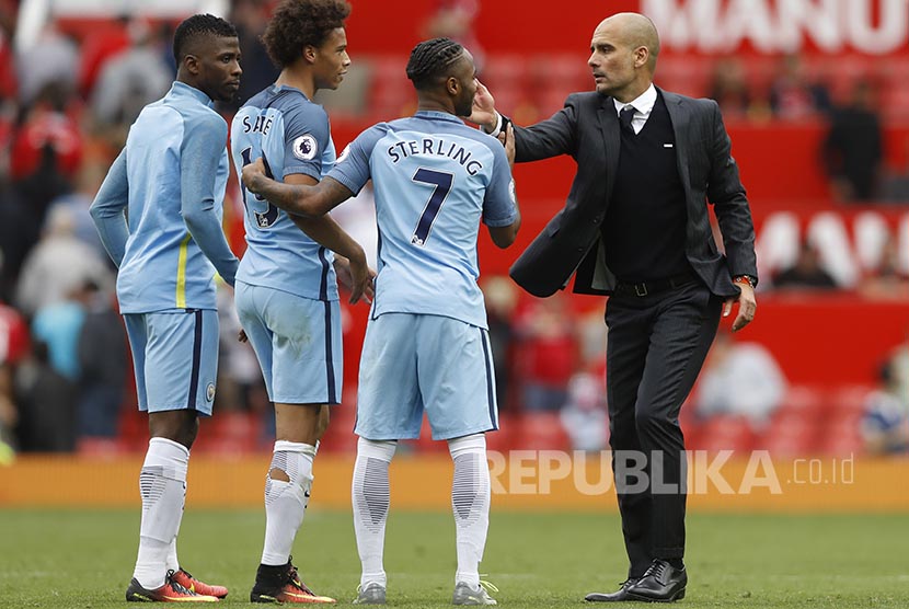 Pep merayakan gol bersama Raheem Sterling