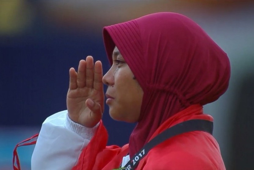 Pepanah putri Indonesia Sri Ranti menitikkan air mata saat seremoni pembagian medali compound individual putri. Sri meraih emas setelah mengalahkan pepanah Vietnam pada final, Rabu (16/8).