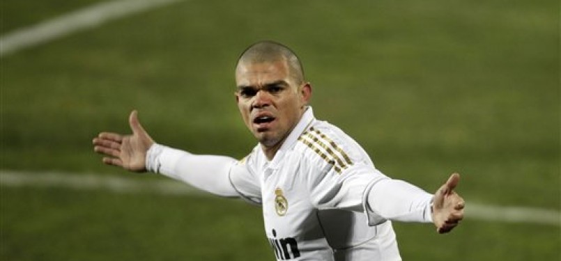 Pepe, bek Real Madrid, bereaksi saat laga La Liga lawan Getafe di Stadion Coliseum Alfonso Perez, Getafe, Sabtu (4/2). 