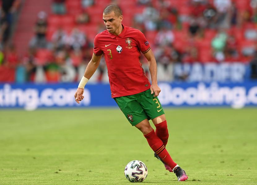 Bek timnas Portugal, Pepe. Pepe terpaksa absen dalam semifinal play-off Piala Dunia 2022 melawan Turki pada Kamis (24/3/2022) setelah dinyatakan positif Covid-19.
