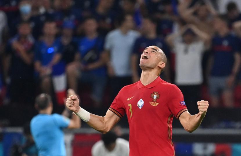  Pepe dari Portugal bereaksi setelah skor 2-2 selama pertandingan sepak bola babak penyisihan grup F UEFA EURO 2020 antara Portugal dan Prancis di Budapest, Hongaria, 23 Juni 2021.